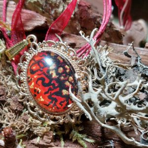 Stein bemalt rotes Ornament