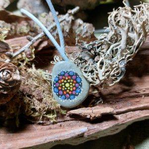 Anhänger Mandala mit blauen Punkten