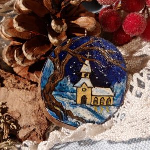 Holzscheibe mit Kirche und Baum
